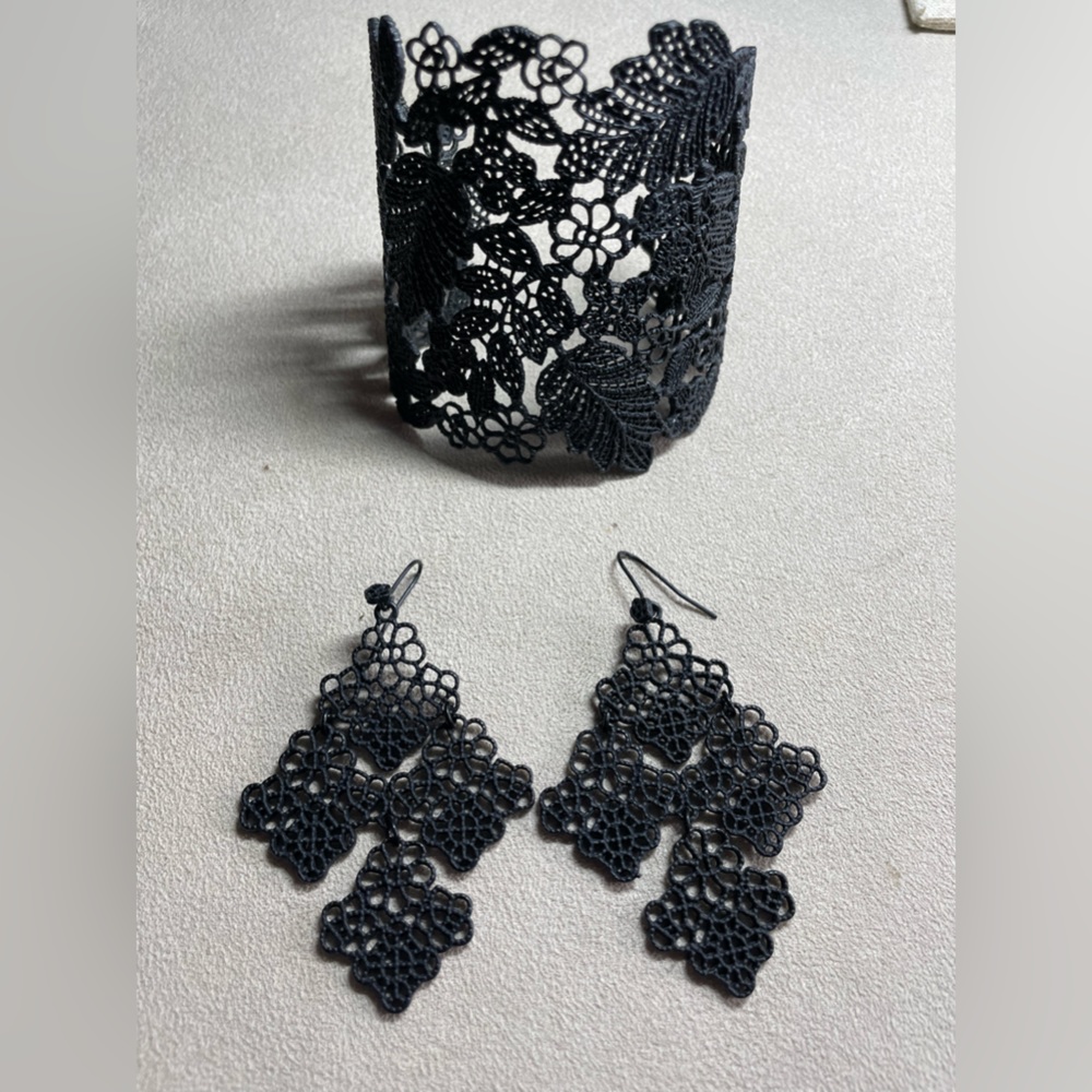 Stella&Dot Chantilly Lace Black Cuff & Matching chandelier Earrings - Rare Set!